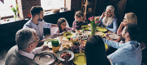 Große Familie sitzt am Tisch.