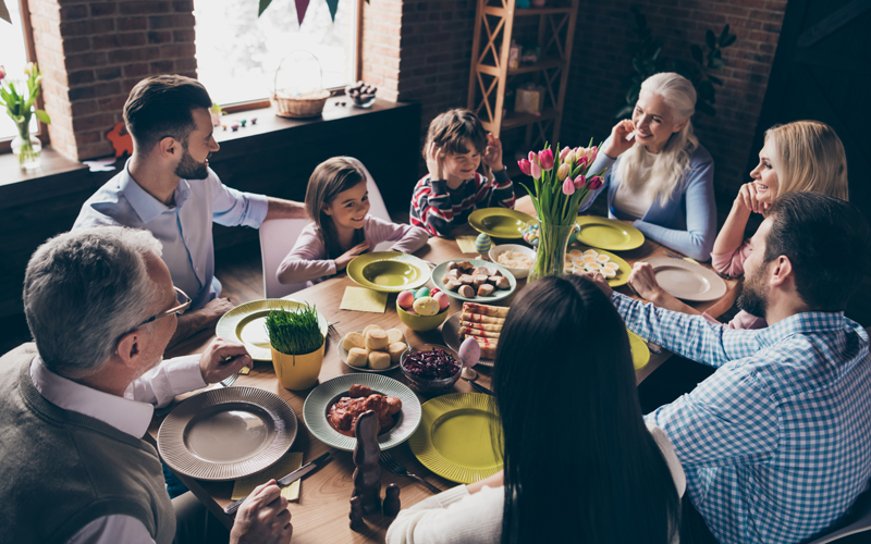 Eine glückliche Familie am Esstisch