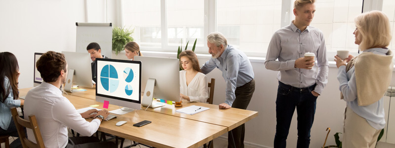 Ein Büro mit vielen Menschen