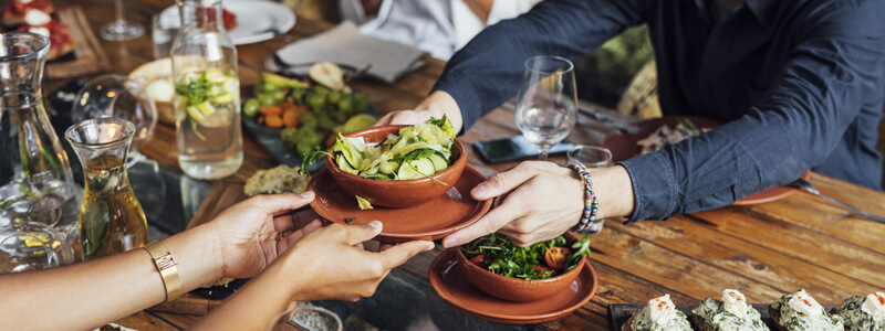 Essen mit mehreren Leuten am Tisch