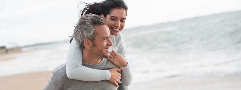 Mann und Frau am Strand