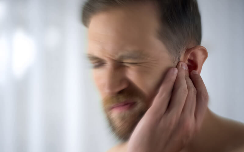 Menn leidet unter Tinnitus