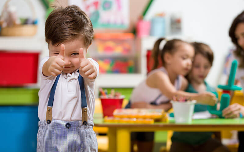 Ein Kind im Kindergarten